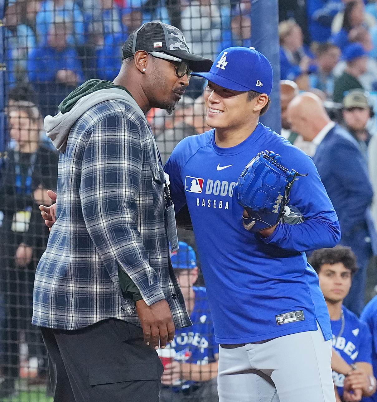 ワールドシリーズ第1戦　試合前、元同僚のアダム・ジョーンズ氏（左）とハグするドジャース山本（撮影・菅敏）