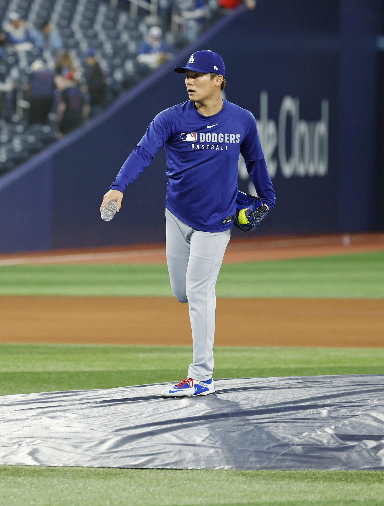 マウンドを確認するドジャース山本（共同）