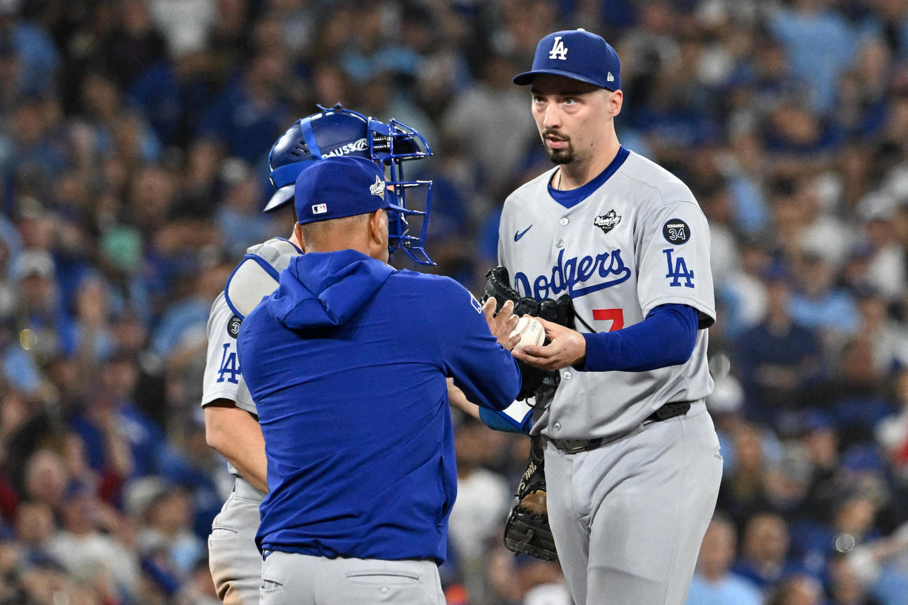 ブルージェイズ－ドジャース　6回、ロバーツ監督にボールを渡して降板するドジャース先発のスネル（ Dan Hamilton-Imagn Images＝ロイター）