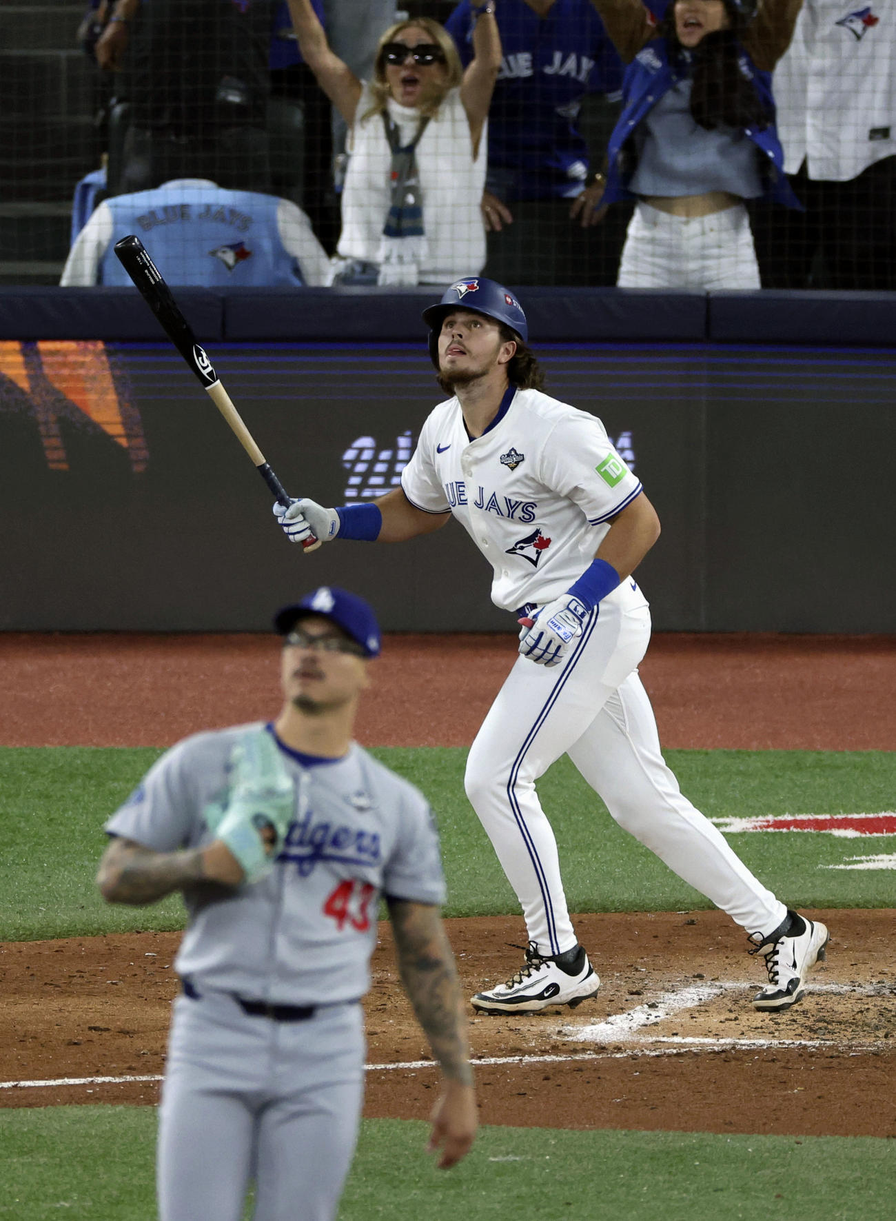 ドジャース戦の6回、代打満塁本塁打を放ったブルージェイズのバージャー。投手バンダ（共同）