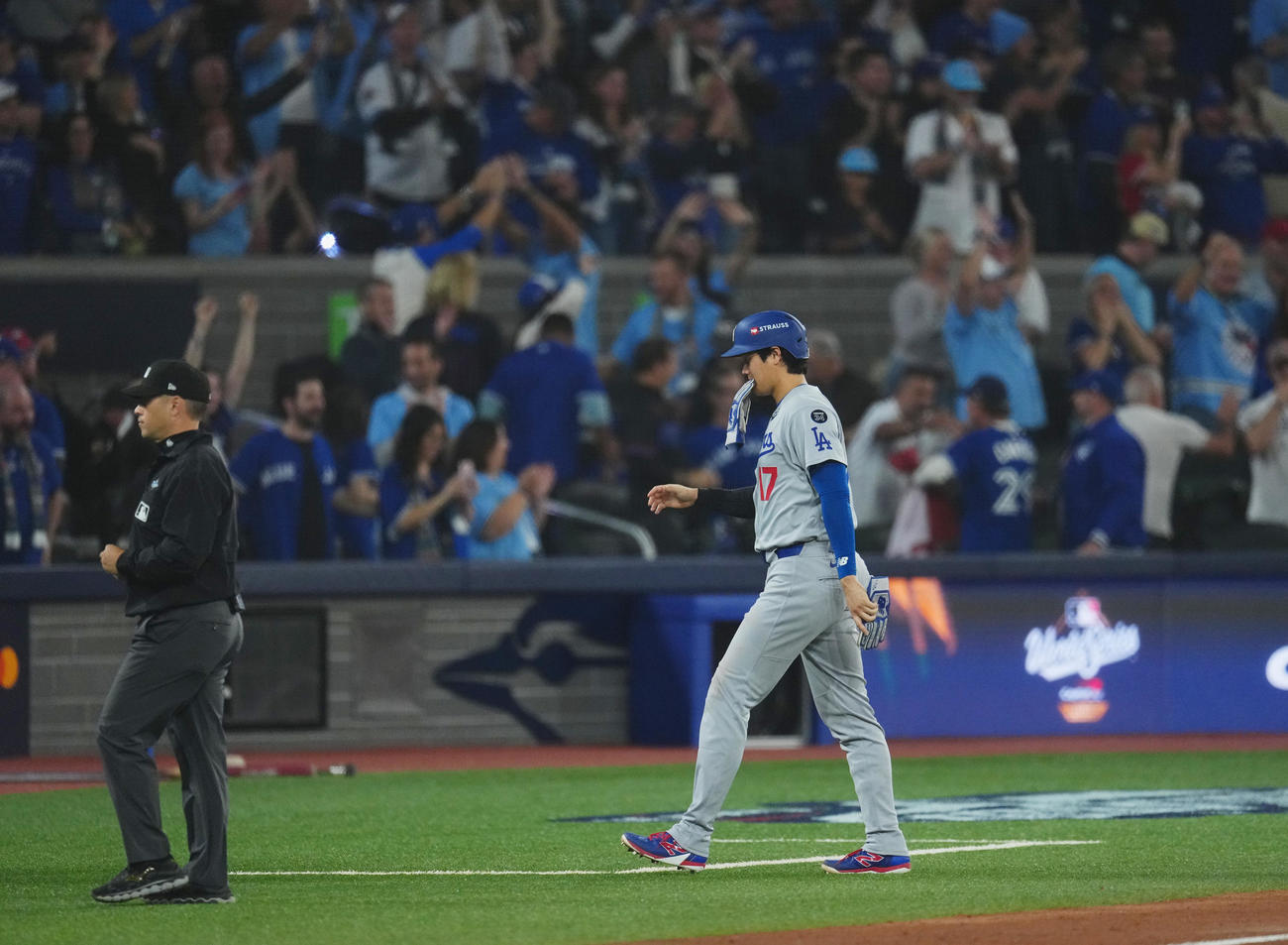 ブルージェイズ対ドジャース　初戦を落とし、肩を落として引き揚げるドジャース大谷（撮影・菅敏）