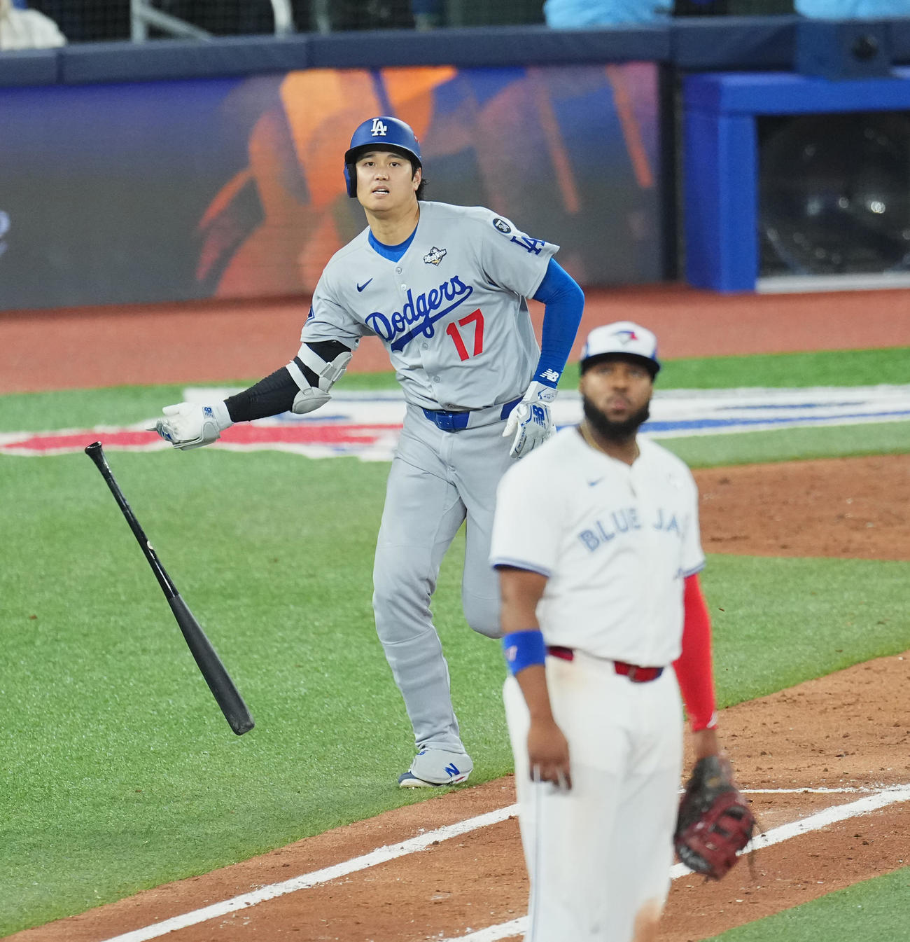 ブルージェイズ対ドジャース　7回表ドジャース1死一塁、右越えに2点本塁打を放つ大谷。手前はゲレロ（撮影・菅敏）