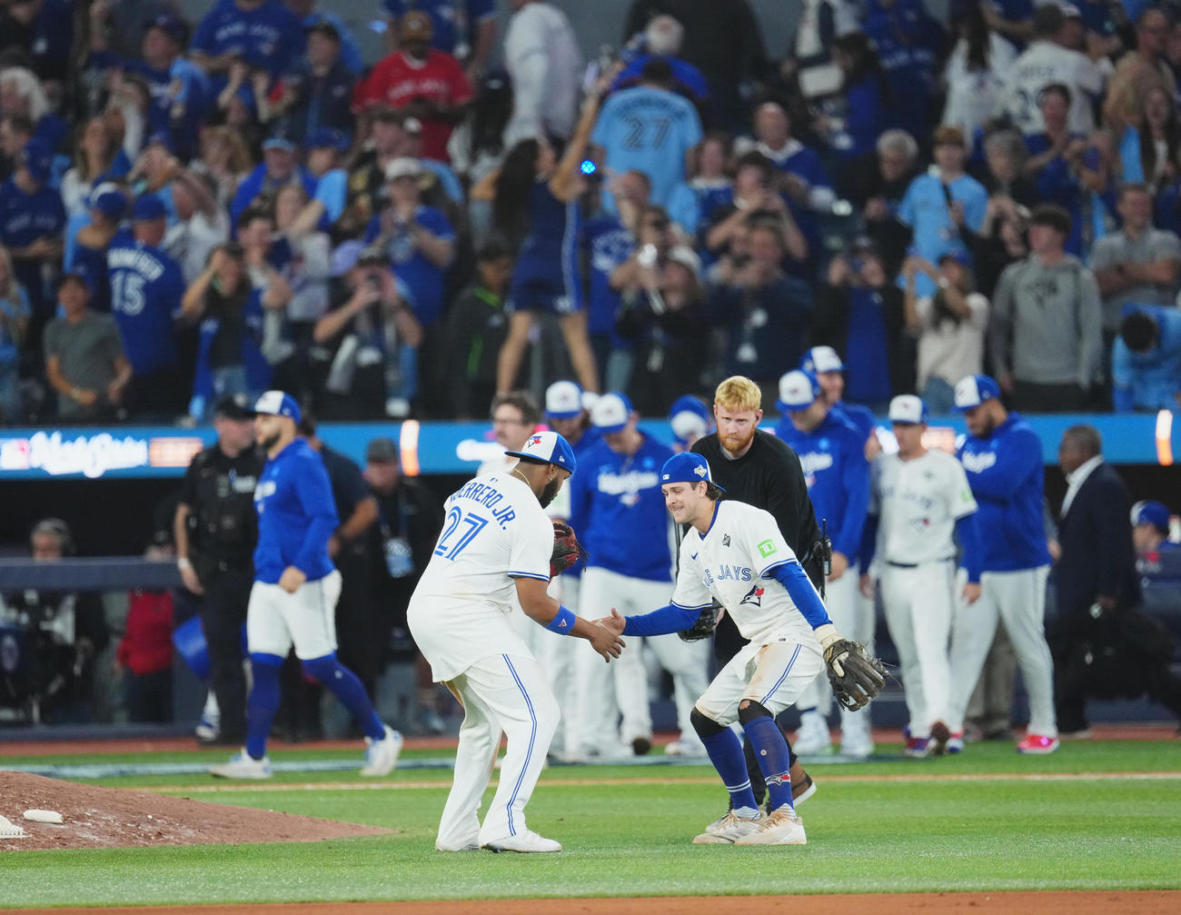 ブルージェイズ対ドジャース　初戦を白星で飾り、喜ぶゲレロ（左）らブルージェイズナイン（撮影・菅敏）