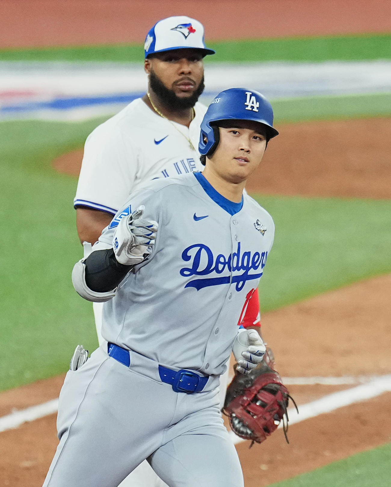 ブルージェイズ対ドジャース　7回表ドジャース1死一塁、右越えに2点本塁打を放ち、ポーズをとる大谷。後方はゲレロ（撮影・菅敏）