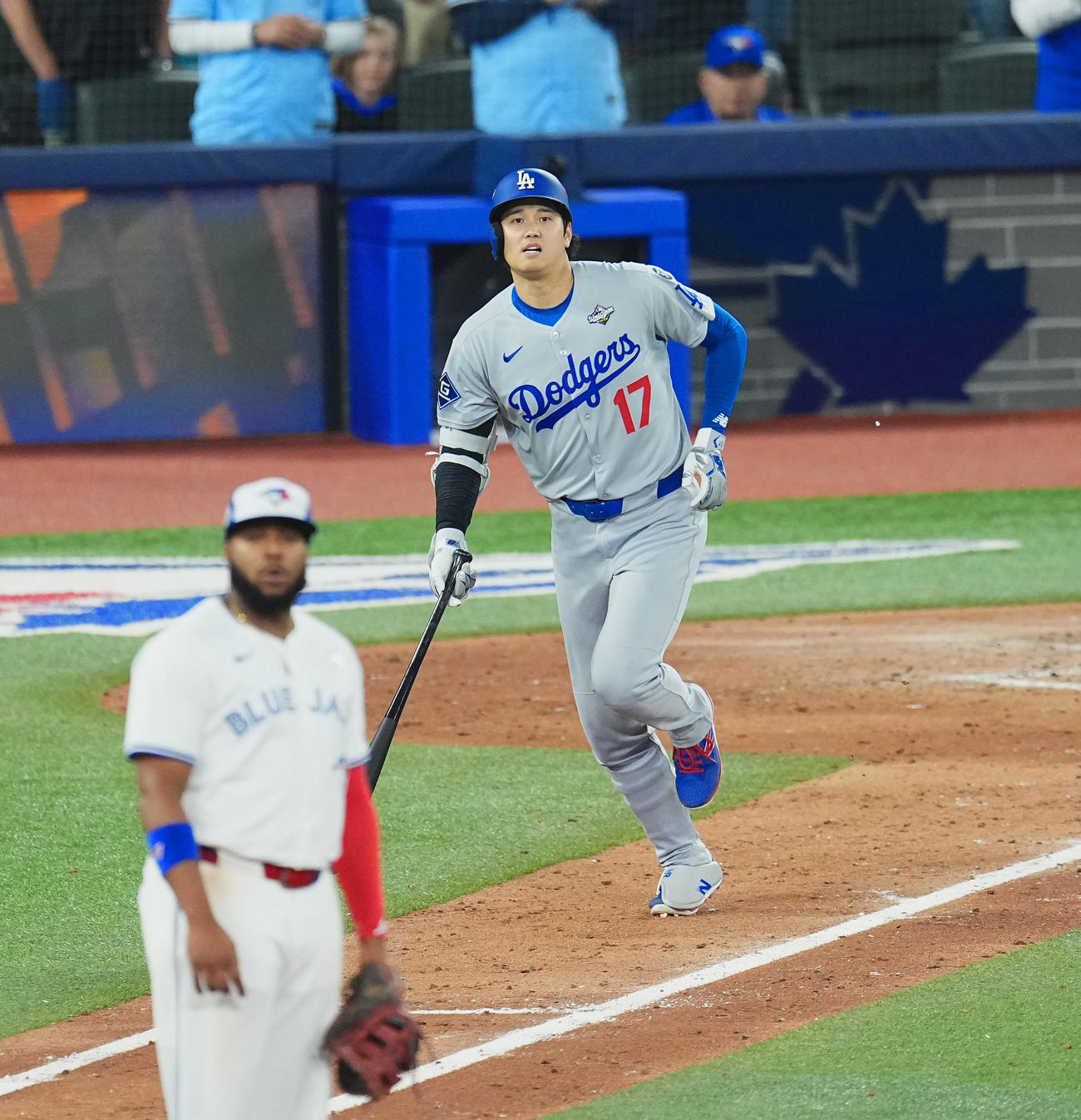 ブルージェイズ対ドジャース　7回表ドジャース1死一塁、右越えに2点本塁打を放つ大谷。手前はゲレロ（撮影・菅敏）