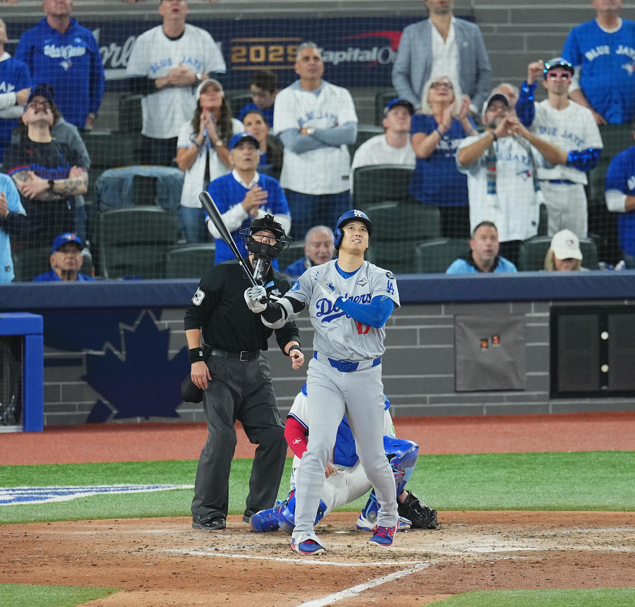 ブルージェイズ対ドジャース　7回表ドジャース1死一塁、右越えに2点本塁打を放つ大谷（撮影・菅敏）