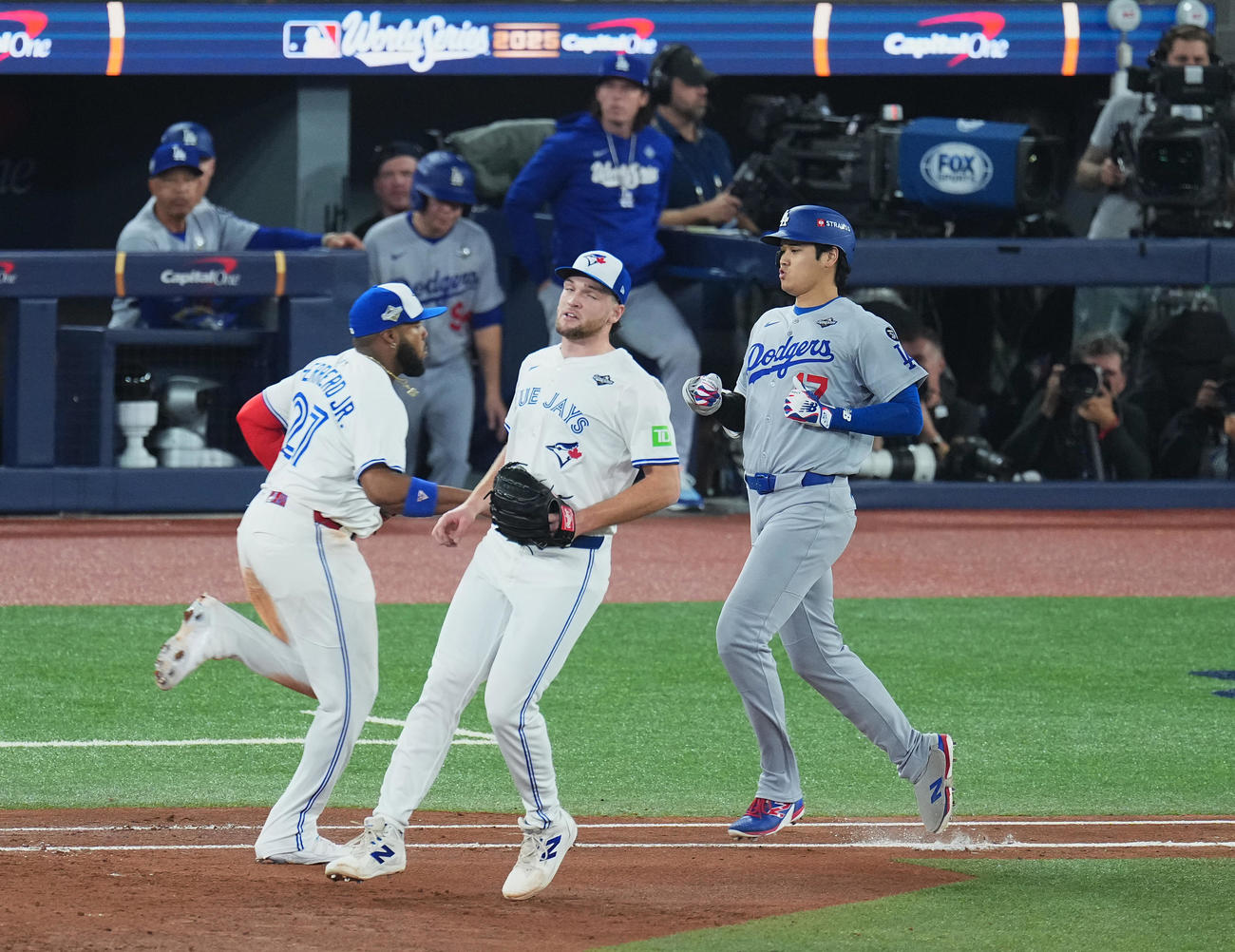ワールドシリーズ第1戦　ブルージェイズ対ドジャース　2回表ドジャース2死満塁、チャンスの場面で一ゴロに倒れる大谷。左は一塁手のゲレロ、中央は投手イエサページ（撮影・菅敏）
