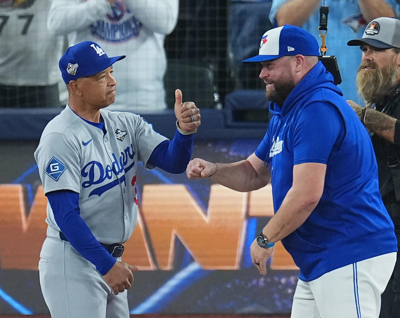 ブルージェイズ対ドジャース　試合前、ブルージェイズ・シュナイダー監督（右）にあいさつするドジャース・ロバーツ監督（撮影・菅敏）