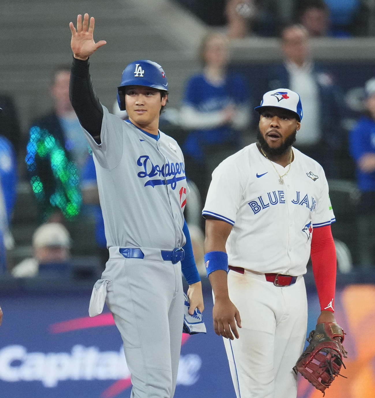 ブルージェイズ対ドジャース　9回表ドジャース2死、四球を選び出塁し、一塁塁審にあいさつする大谷。右はゲレロ（撮影・菅敏）