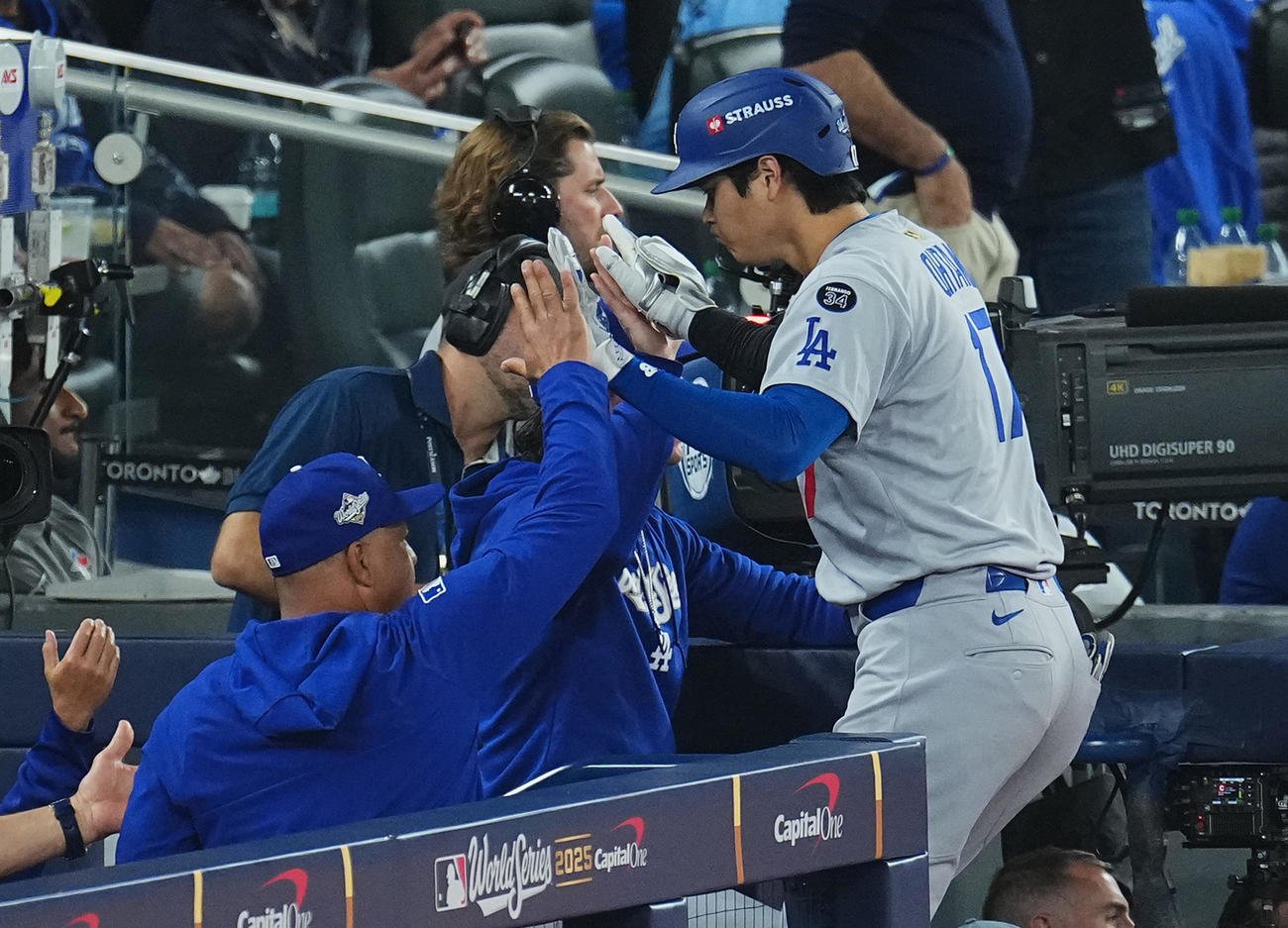 ブルージェイズ対ドジャース　7回表ドジャース1死一塁、右越えに2点本塁打を放ち、ロバーツ監督（左）に迎えられる大谷（撮影・菅敏）