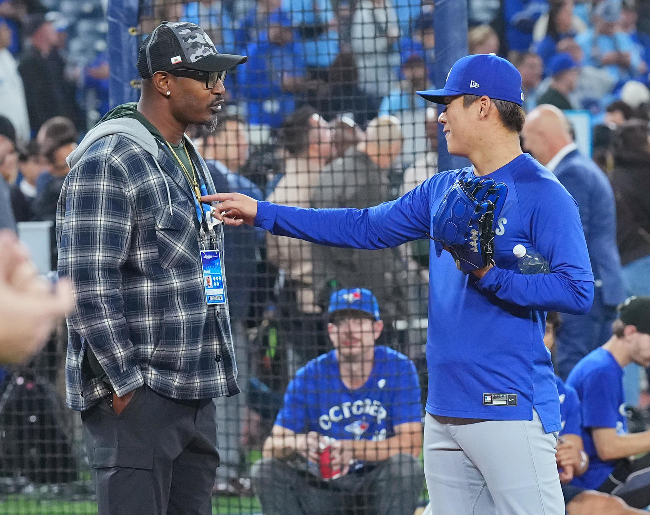 ワールドシリーズ第1戦　試合前、元同僚のジョーンズ氏（左）と談笑するドジャース山本（撮影・菅敏）