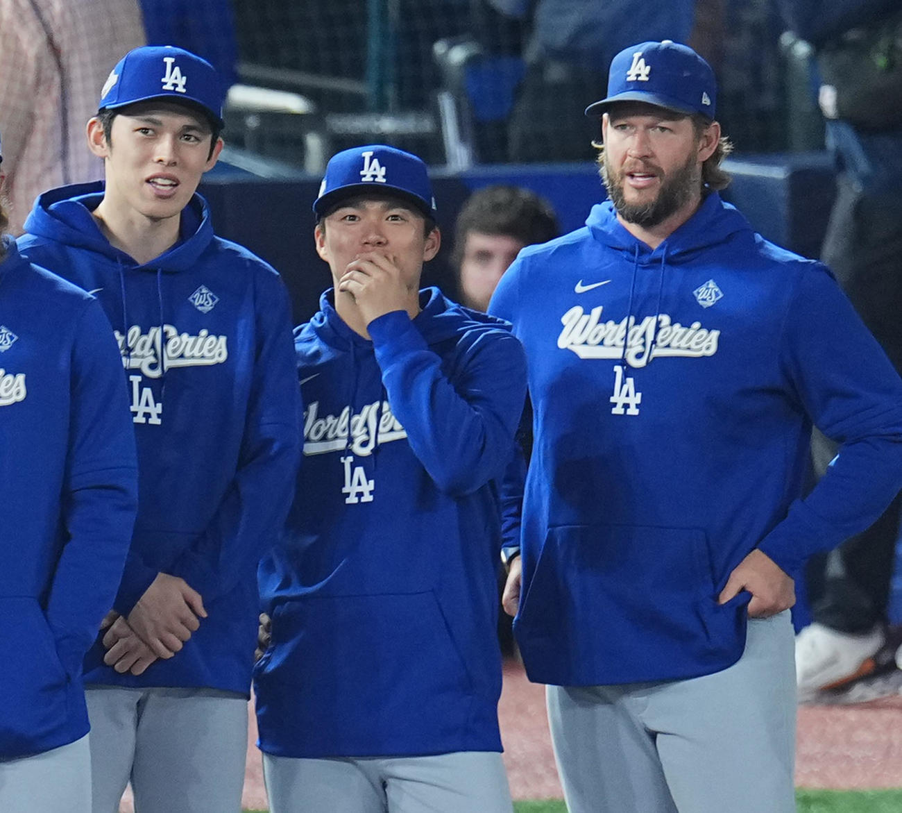 ワールドシリーズ第1戦　ブルージェイズ対ドジャース　セレモニーにフィールドに整列する、左から佐々木、山本、カーショー（撮影・菅敏）