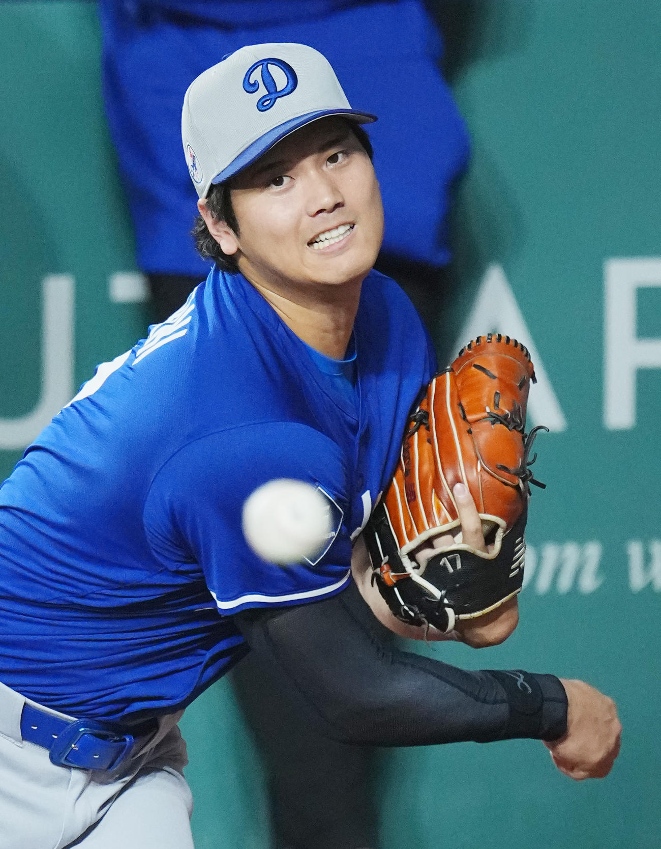 ワールドシリーズ前日練習　ブルペンで投球練習をするドジャース大谷（撮影・菅敏）
