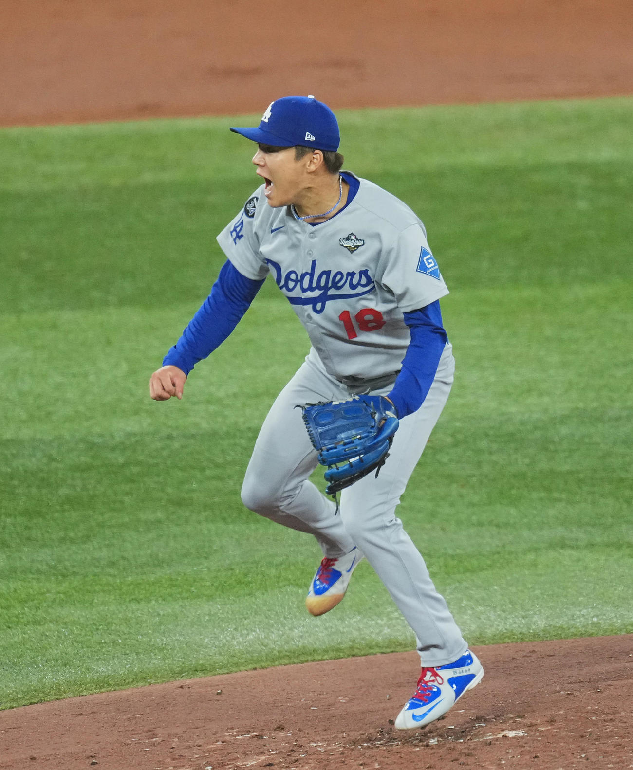 ブルージェイズ対ドジャース　1回裏ブルージェイズ2死一、三塁、バーショを三振に仕留め、雄たけびを上げる山本（撮影・菅敏）