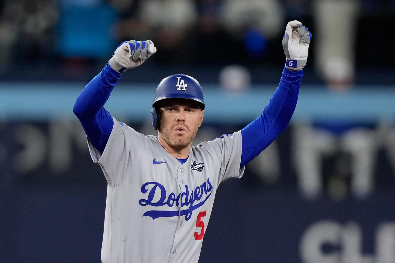 ブルージェイズ戦1回に先制点につながる二塁打を放ったドジャースのフリーマン（AP)