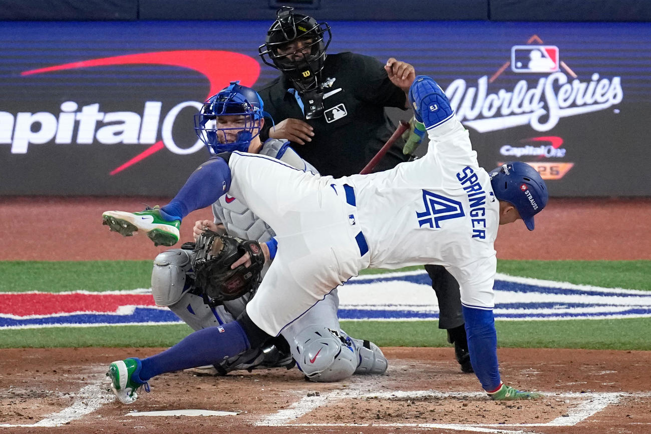 ブルージェイズのスプリンガーはドジャース戦３回、山本由伸から死球を受ける（AP）
