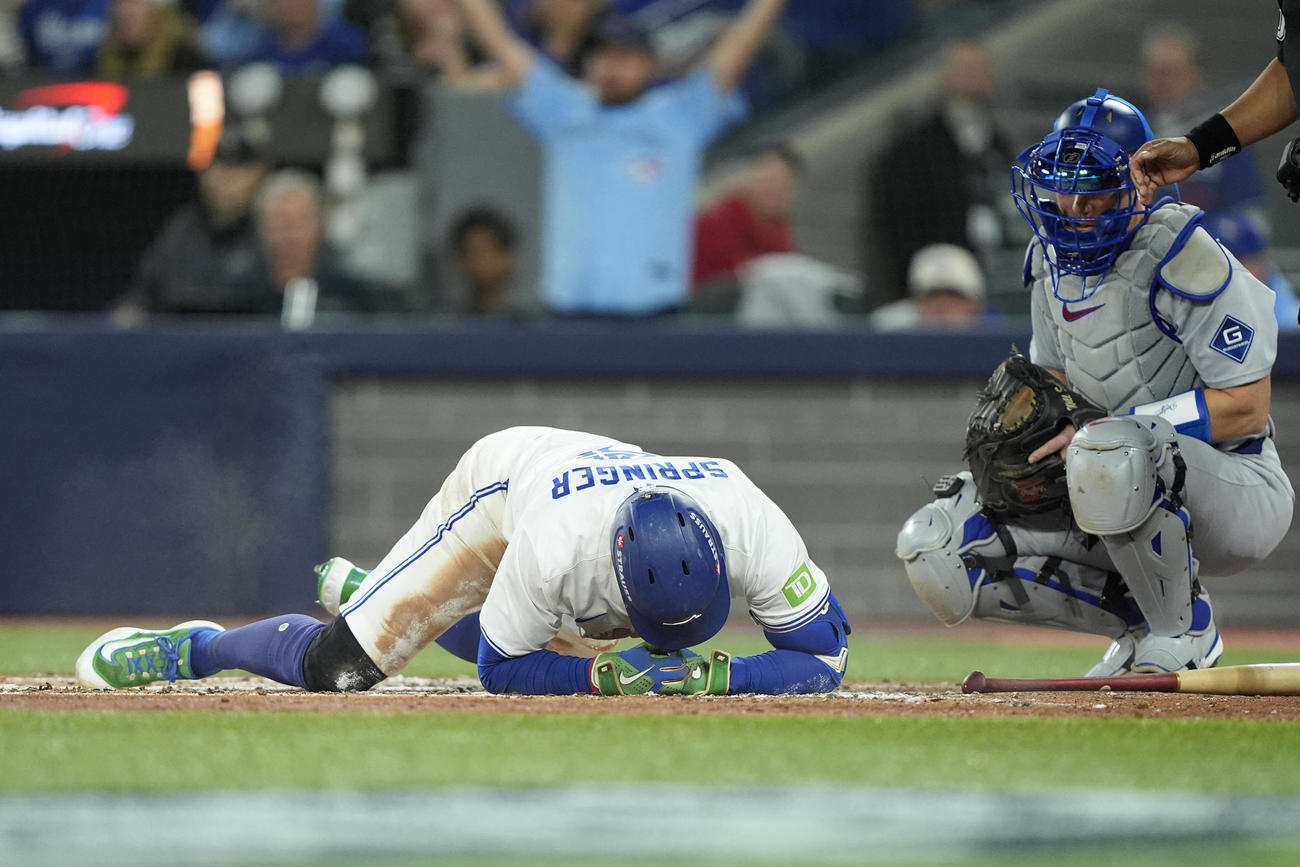 ブルージェイズのスプリンガーはドジャース戦３回、山本由伸から死球を受ける（ロイター）