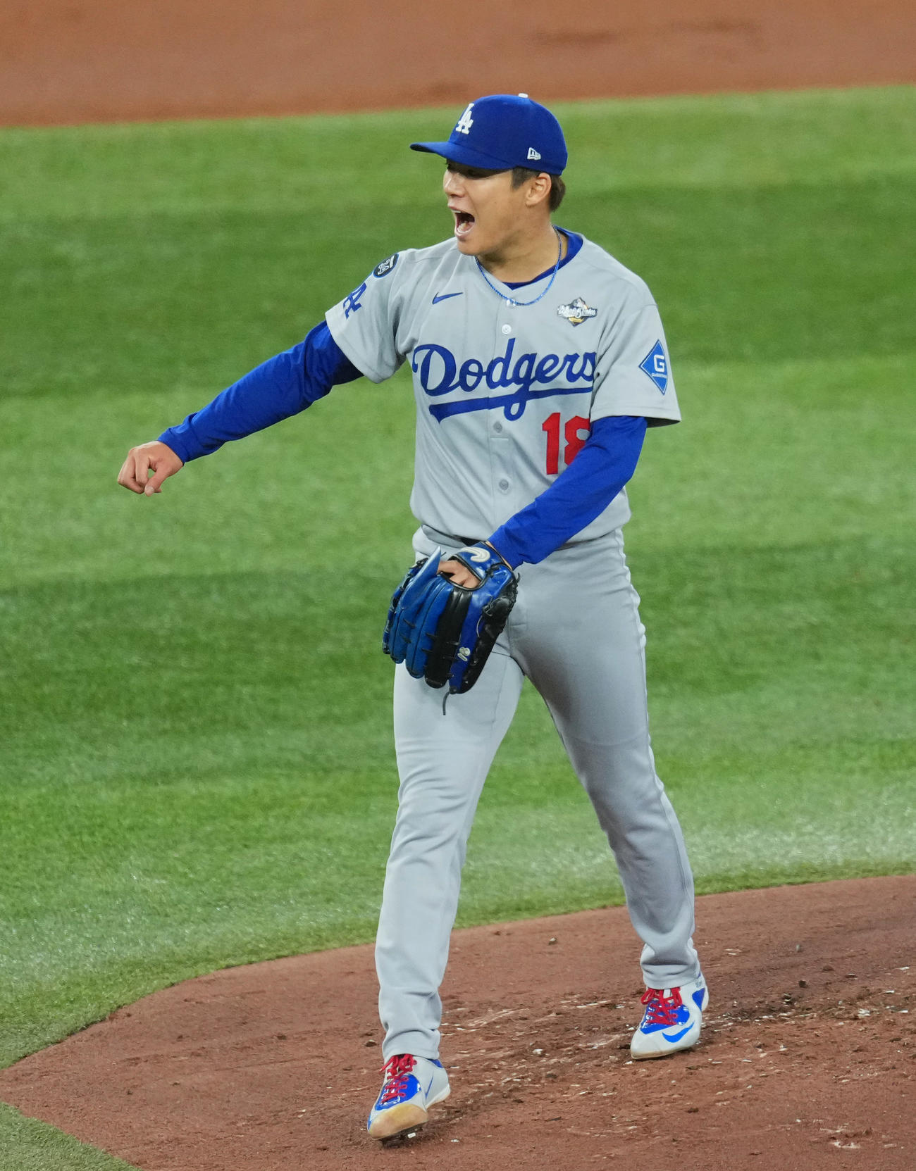 ブルージェイズ対ドジャース　1回裏ブルージェイズ2死一、三塁、バーショを三振に仕留め、雄たけびを上げる山本（撮影・菅敏）