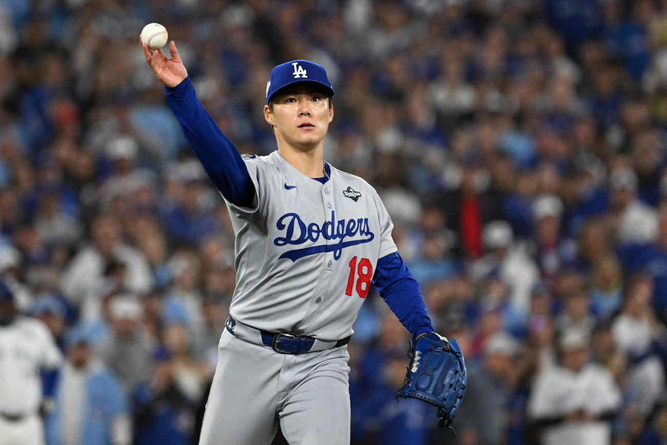 ドジャース山本由伸は落ち着いて一塁に送球（ロイター）