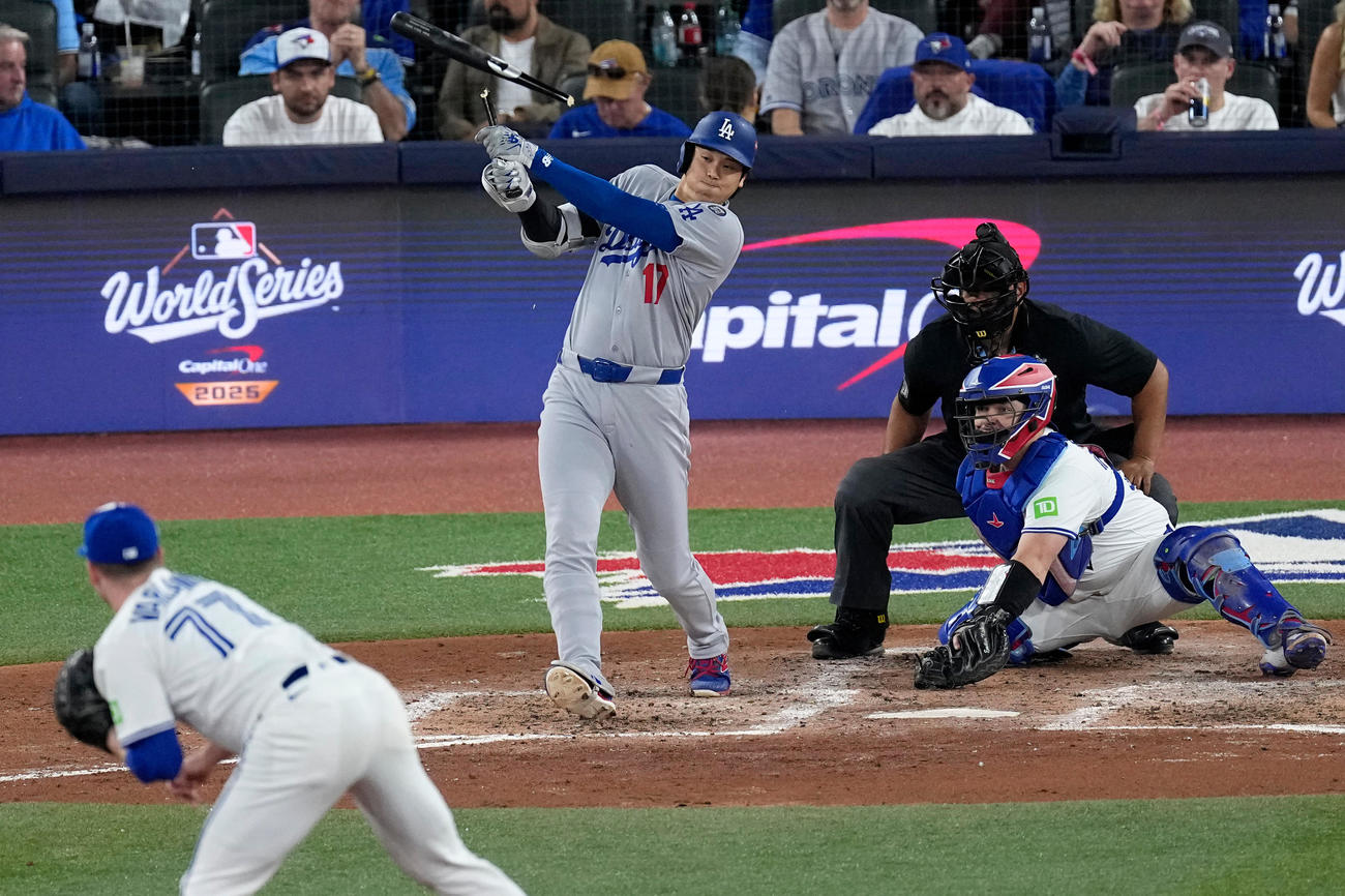 ドジャース大谷翔平はブルージェイズ戦８回にバットを折りながらもライト前ヒットを放つ（AP)