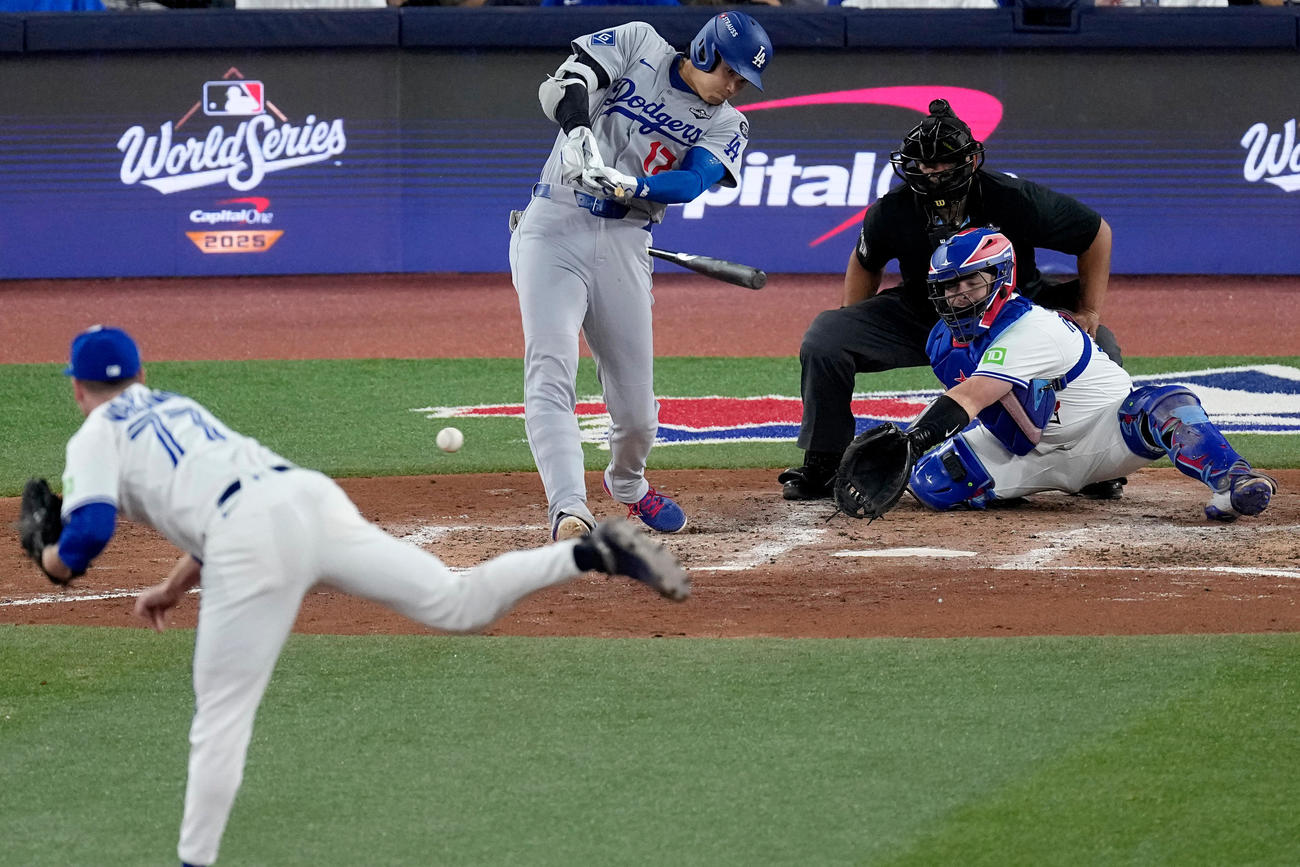 ドジャース大谷翔平はバットを折りながらもライト前ヒットを放つ（AP)