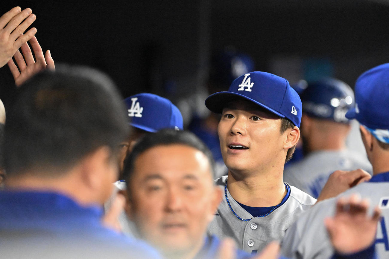 ドジャース山本由伸はブルージェイズ戦１回のピンチを切り抜けてベンチに戻ると笑顔を見せた（ロイター）