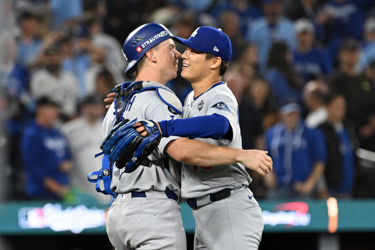 ブルージェイズ－ドジャース　完投勝利の山本由伸は捕手のスミスと抱き合って喜ぶ（Dan Hamilton-Imagn Images＝ロイター）