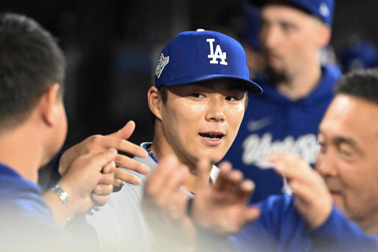ドジャース山本由伸はブルージェイズ戦１回のピンチを切り抜けてベンチに戻ると笑顔を見せた（ロイター）