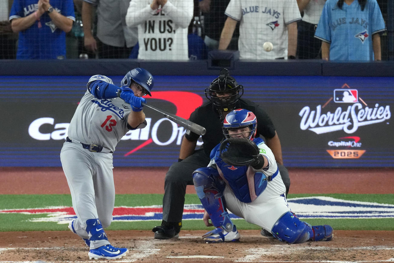 ブルージェイズ戦７回にソロ本塁打を放ったドジャースのマンシー（ロイター）