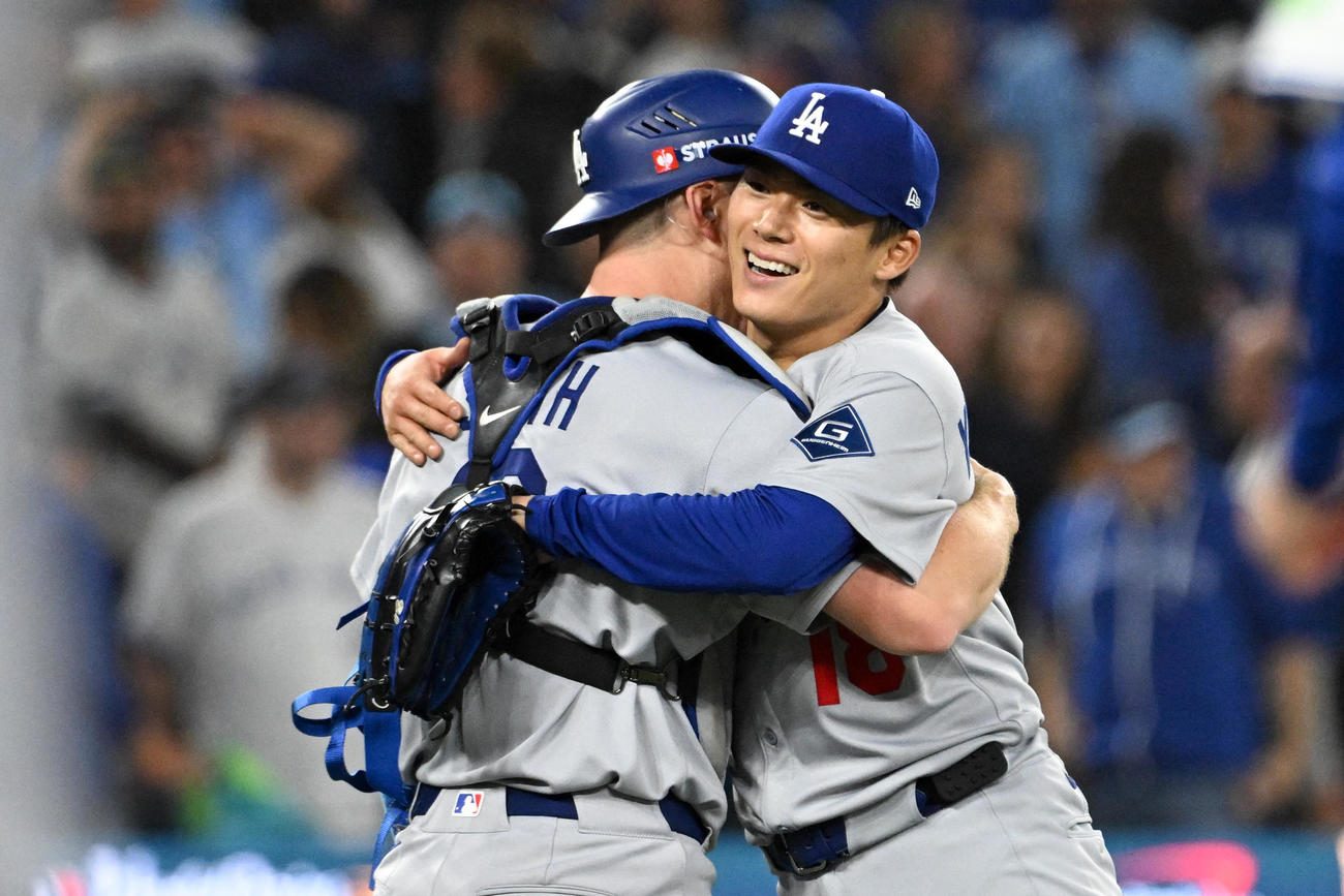 ブルージェイズ－ドジャース　完投勝利の山本由伸は捕手のスミスと抱き合って喜ぶ（Dan Hamilton-Imagn Images＝ロイター）