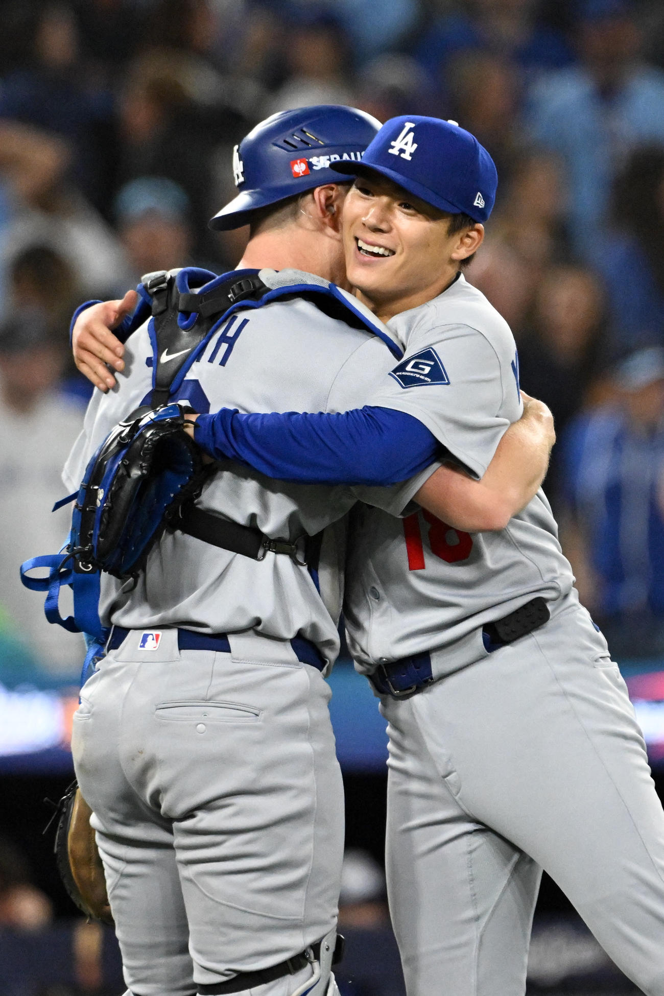 ブルージェイズ－ドジャース　完投勝利の山本由伸は捕手のスミスと抱き合って喜ぶ（Dan Hamilton-Imagn Images＝ロイター）