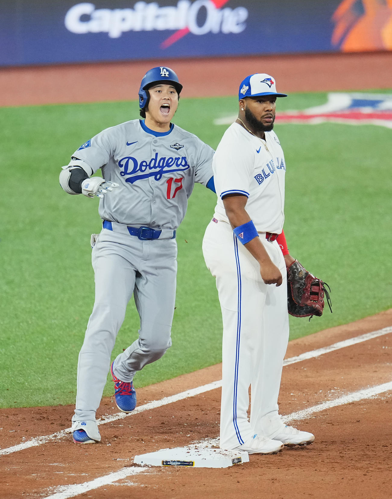 ブルージェイズ対ドジャース　8回表ドジャース1死一塁、右前打を放ち、一塁に向かう大谷は、目の前に立つ一塁手ゲレロ（手前）に気づき声を上げる（撮影・菅敏）