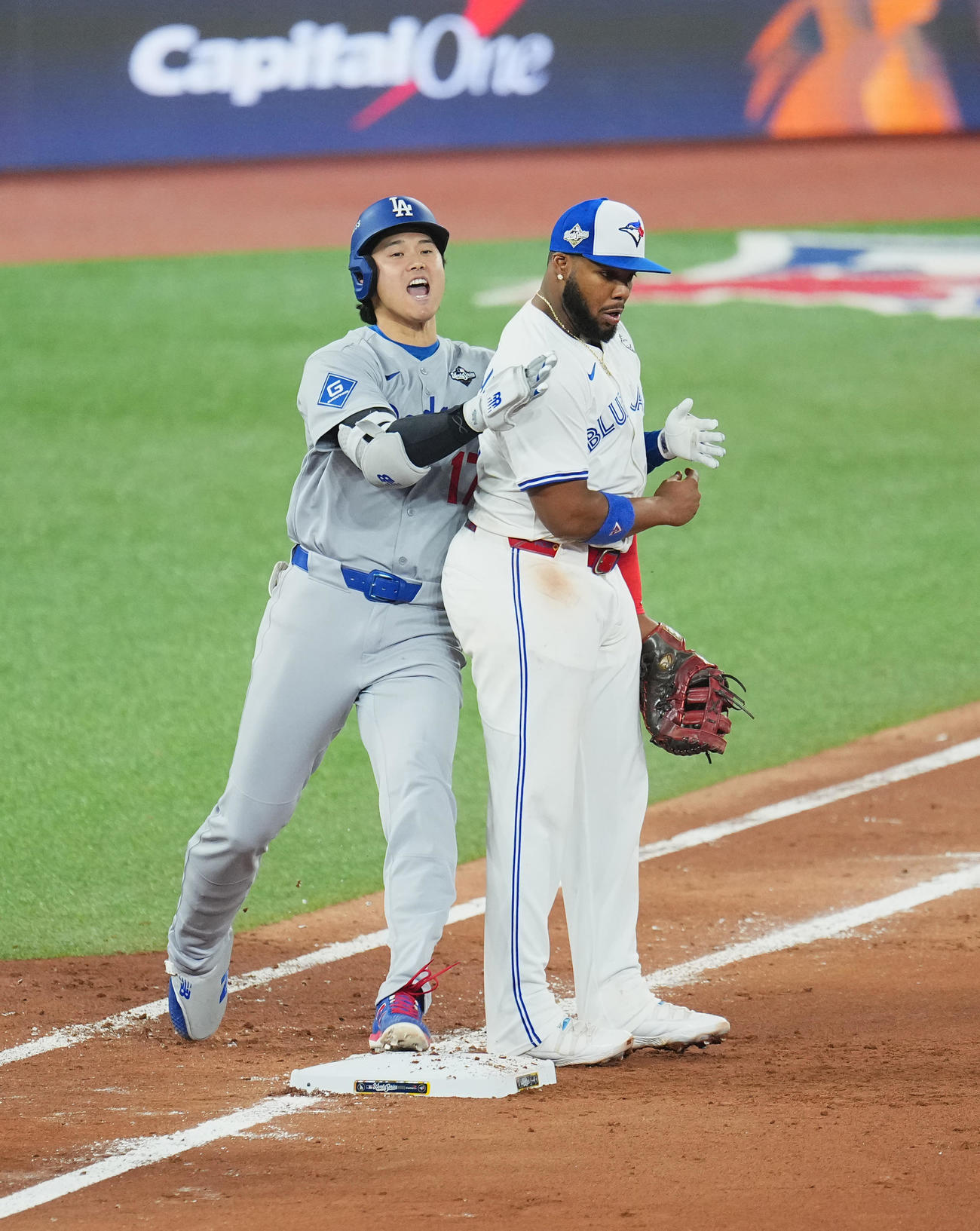 ブルージェイズ対ドジャース　8回表ドジャース1死一塁、右前打を放ち、一塁手ゲレロ（右）と交錯する大谷（撮影・菅敏）