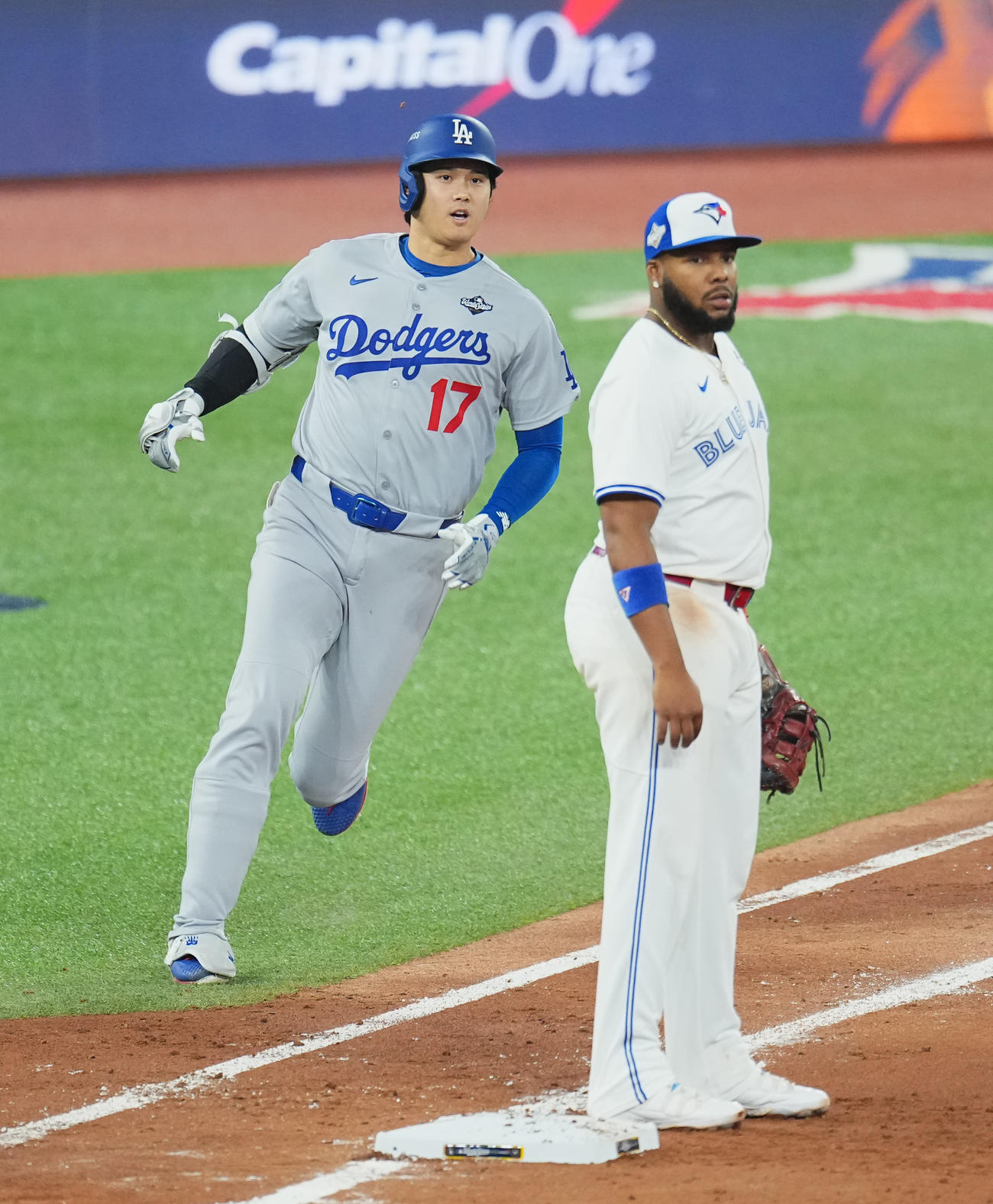 ブルージェイズ対ドジャース　8回表ドジャース1死一塁、右前打を放ち、一塁に向かう大谷。手前は一塁手ゲレロ（撮影・菅敏）