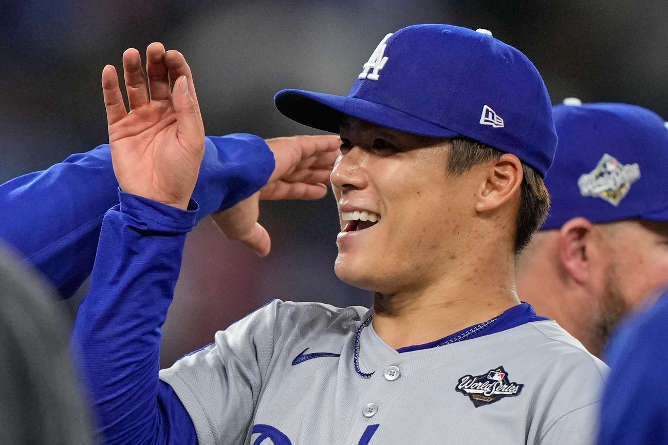 ブルージェイズ戦で完投勝利したドジャース山本由伸は笑顔で同僚と喜びを分かち合った（AP)