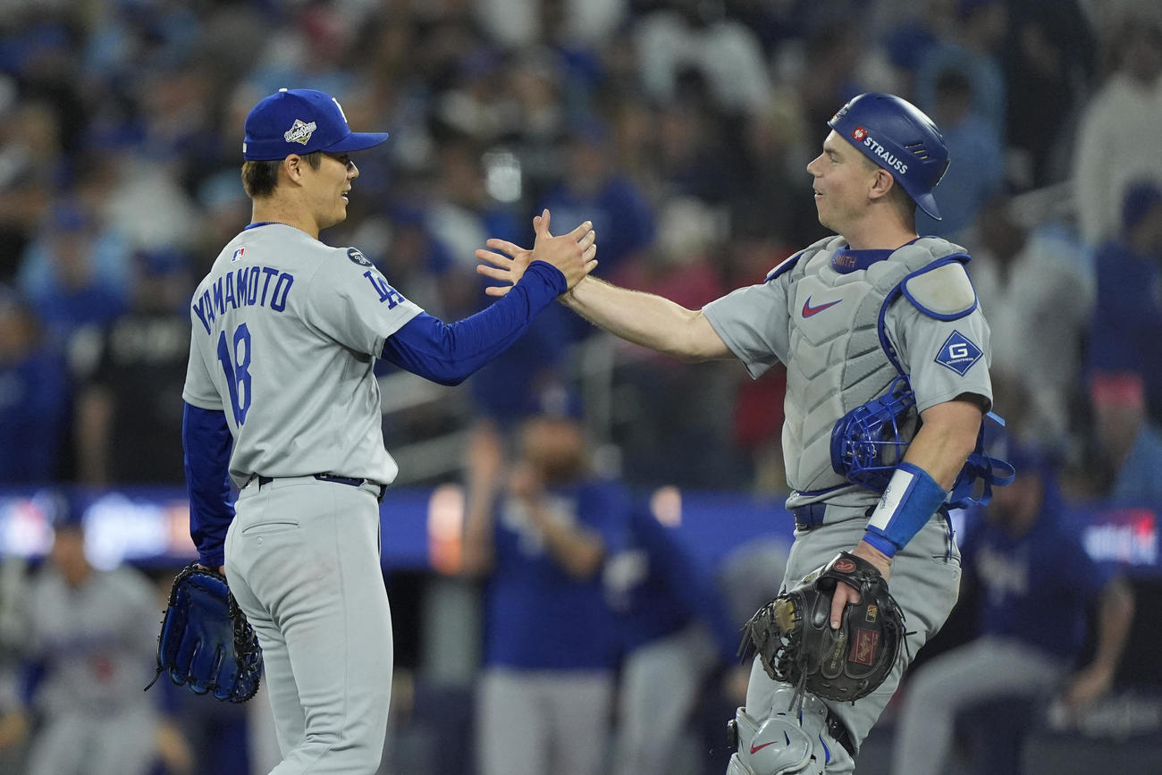 ブルージェイズ戦で完投勝利したドジャース山本由伸（左）とウィル・スミスはがっちり握手（ロイター）