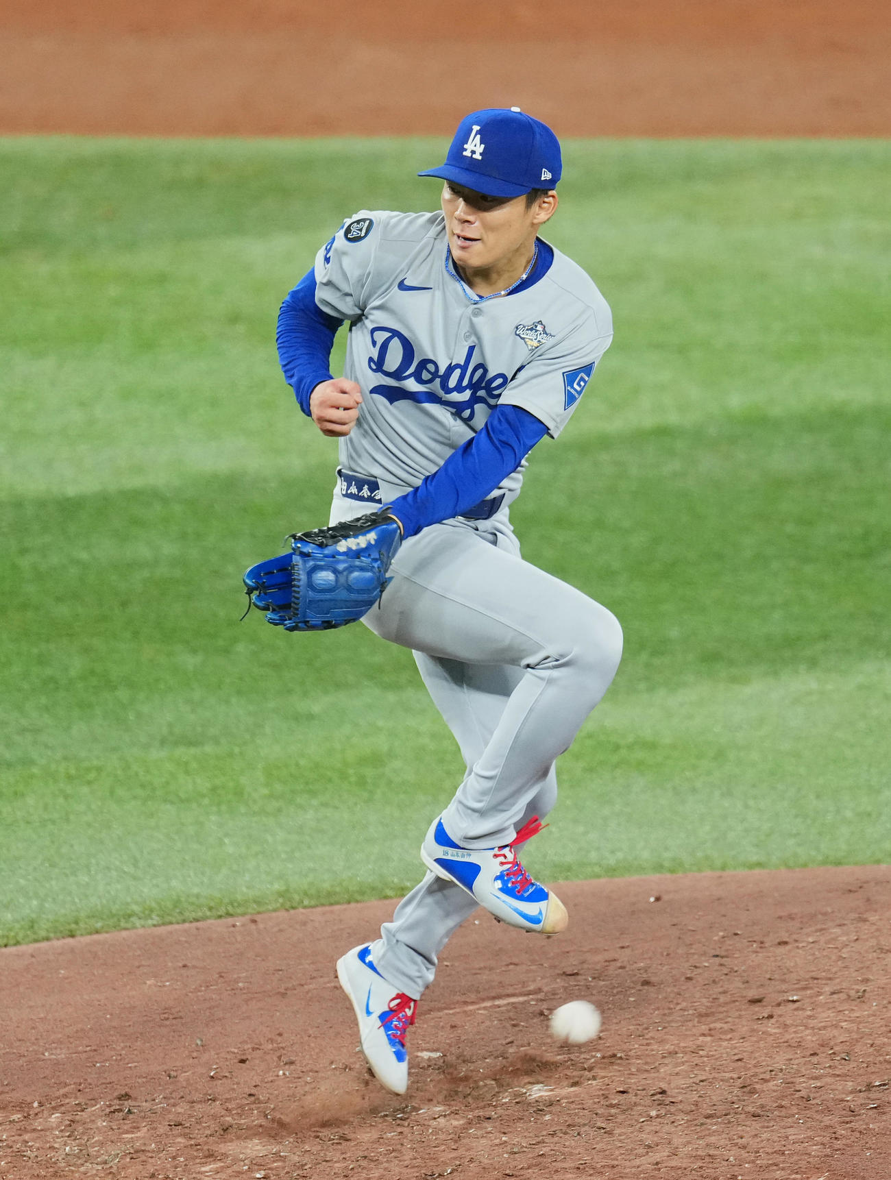 ブルージェイズ対ドジャース　6回裏ブルージェイズ無死、ゲレロの打球に反応する山本（撮影・菅敏）