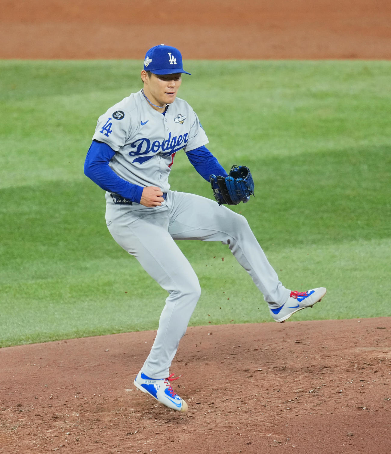 ブルージェイズ対ドジャース　6回裏ブルージェイズ無死、ゲレロの打球に反応する山本（撮影・菅敏）