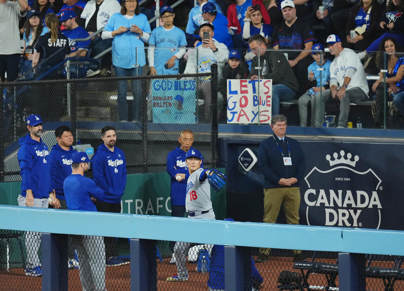 ブルージェイズ対ドジャース　試合前、アップをするドジャース山本（中央）（撮影・菅敏）