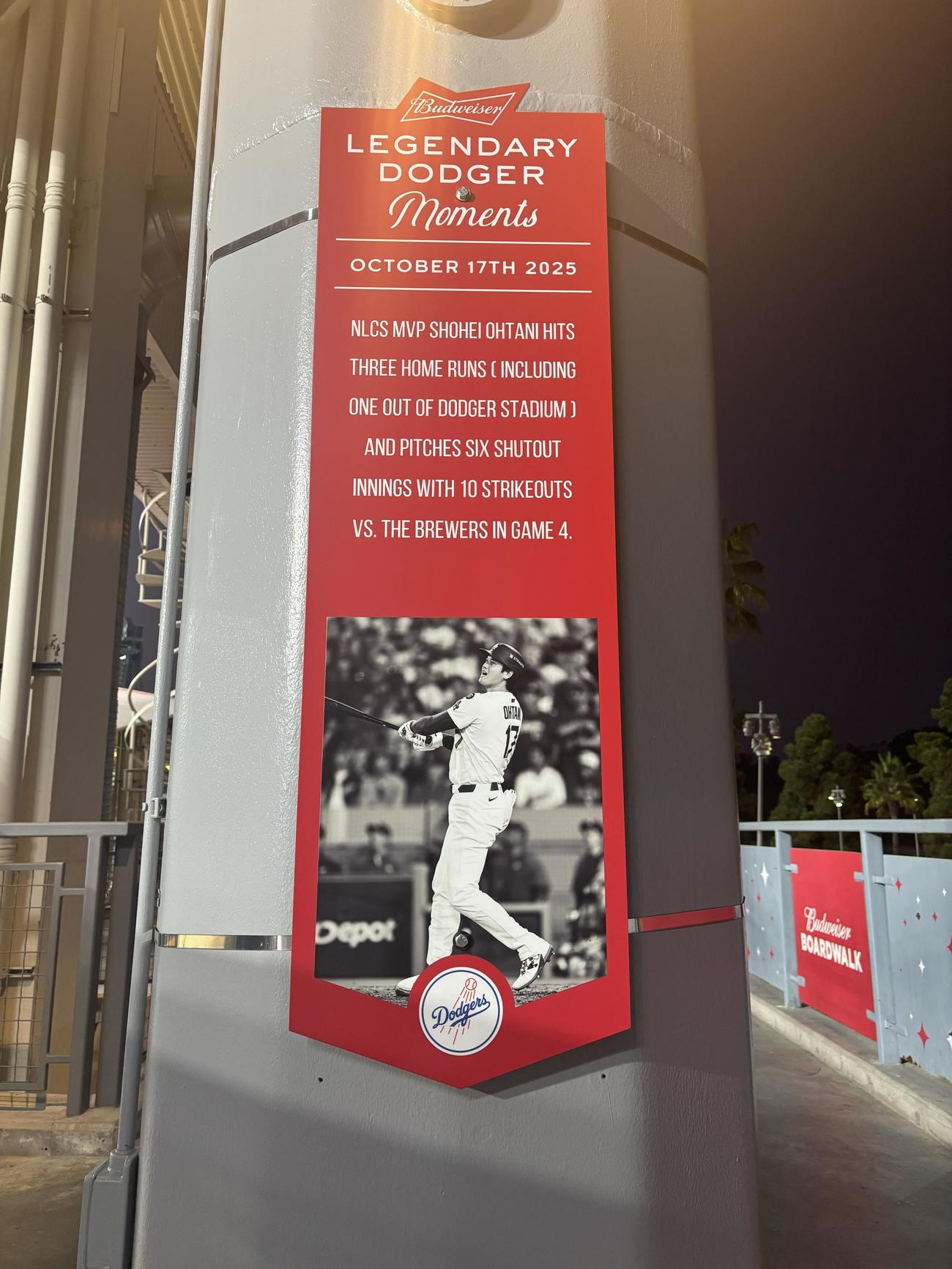 ドジャースタジアム右翼後方に並べられている「ドジャース伝説の瞬間」シリーズに追加された大谷のリーグ優勝決定シリーズ第4戦での特大弾
