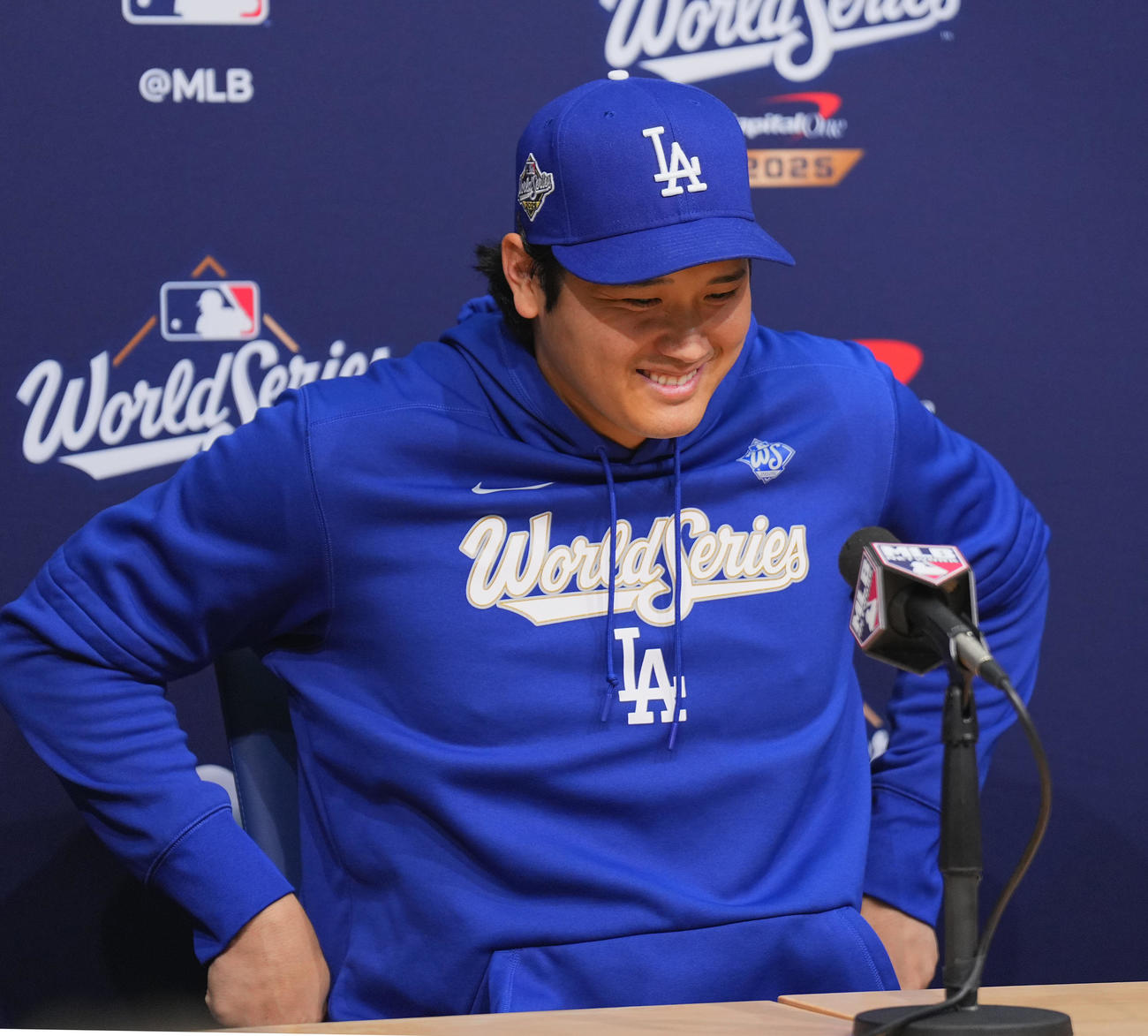 ワールドシリーズ第3戦前日練習　会見で笑顔を見せるドジャース大谷（撮影・菅敏）