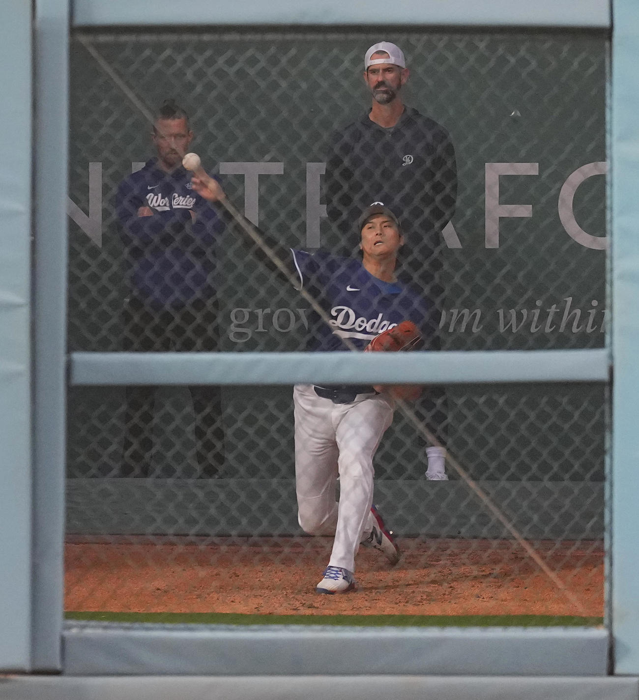 ワールドシリーズ第3戦前日練習　ブルペンで投球練習をするドジャース大谷（撮影・菅敏）