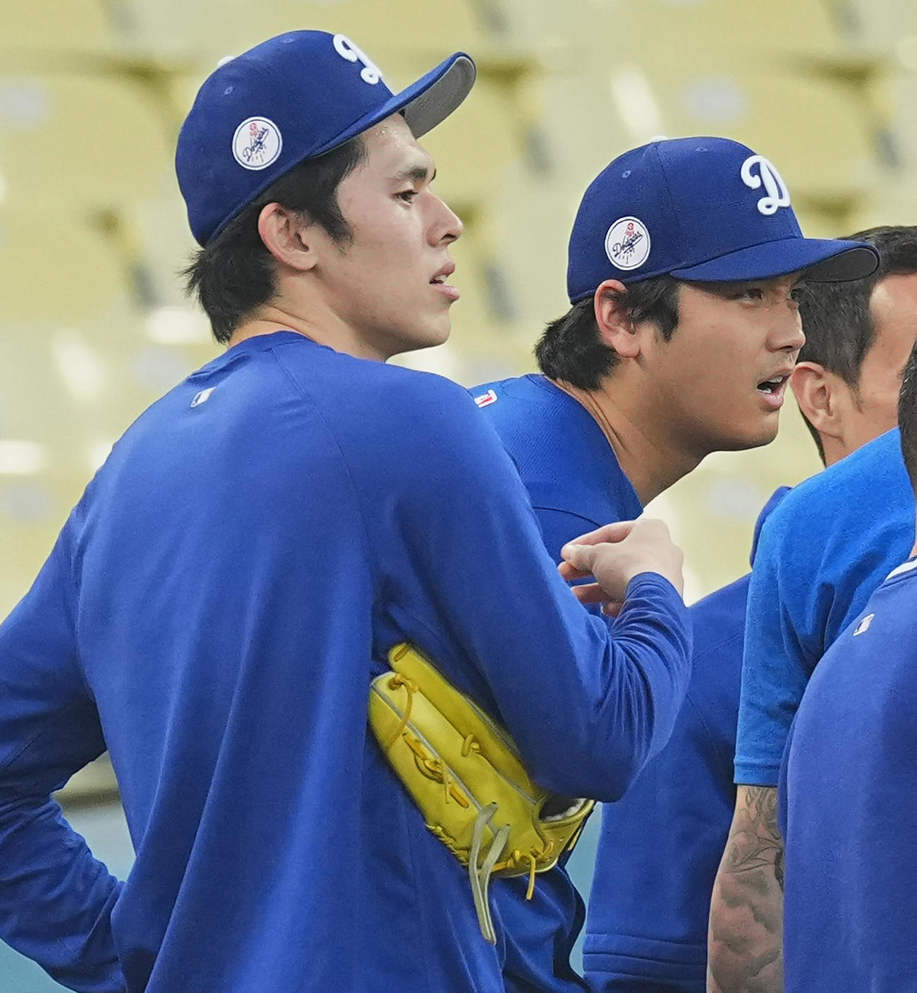 ワールドシリーズ第3戦前日練習で大谷（右）と話す佐々木（撮影・菅敏）