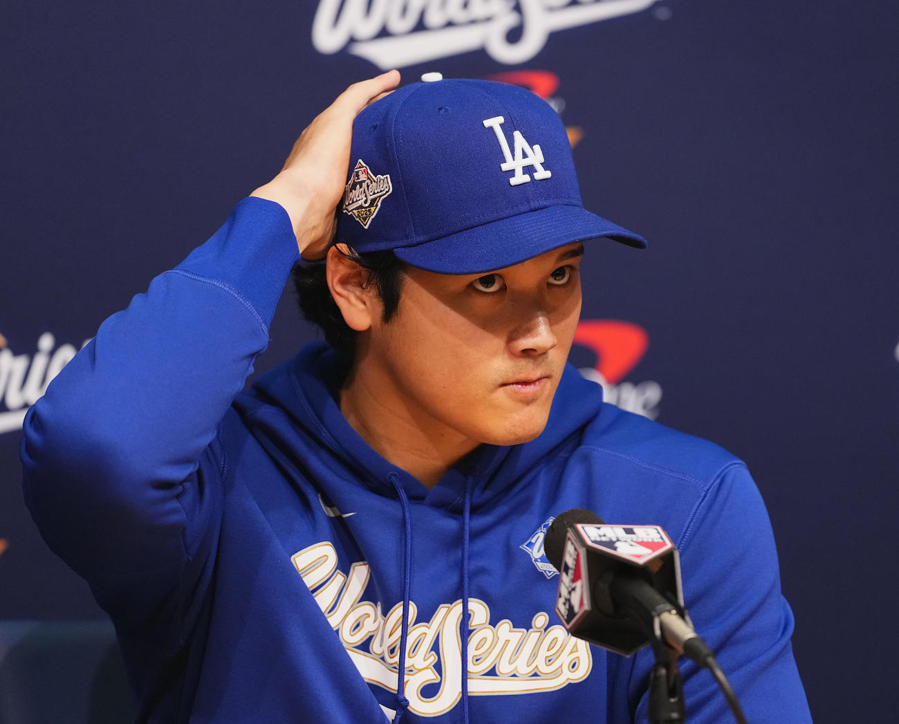 ワールドシリーズ第3戦前日練習　会見で記者の質問に答えるドジャース大谷（撮影・菅敏）