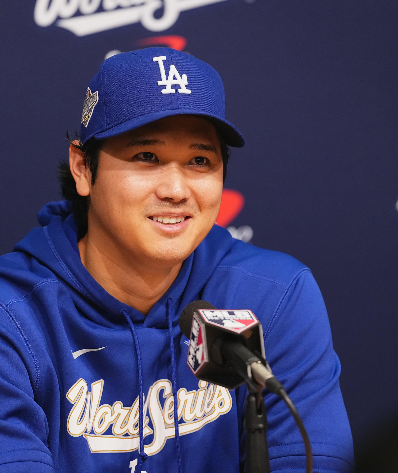 ワールドシリーズ第3戦前日練習　会見で記者の質問に答えるドジャース大谷（撮影・菅敏）