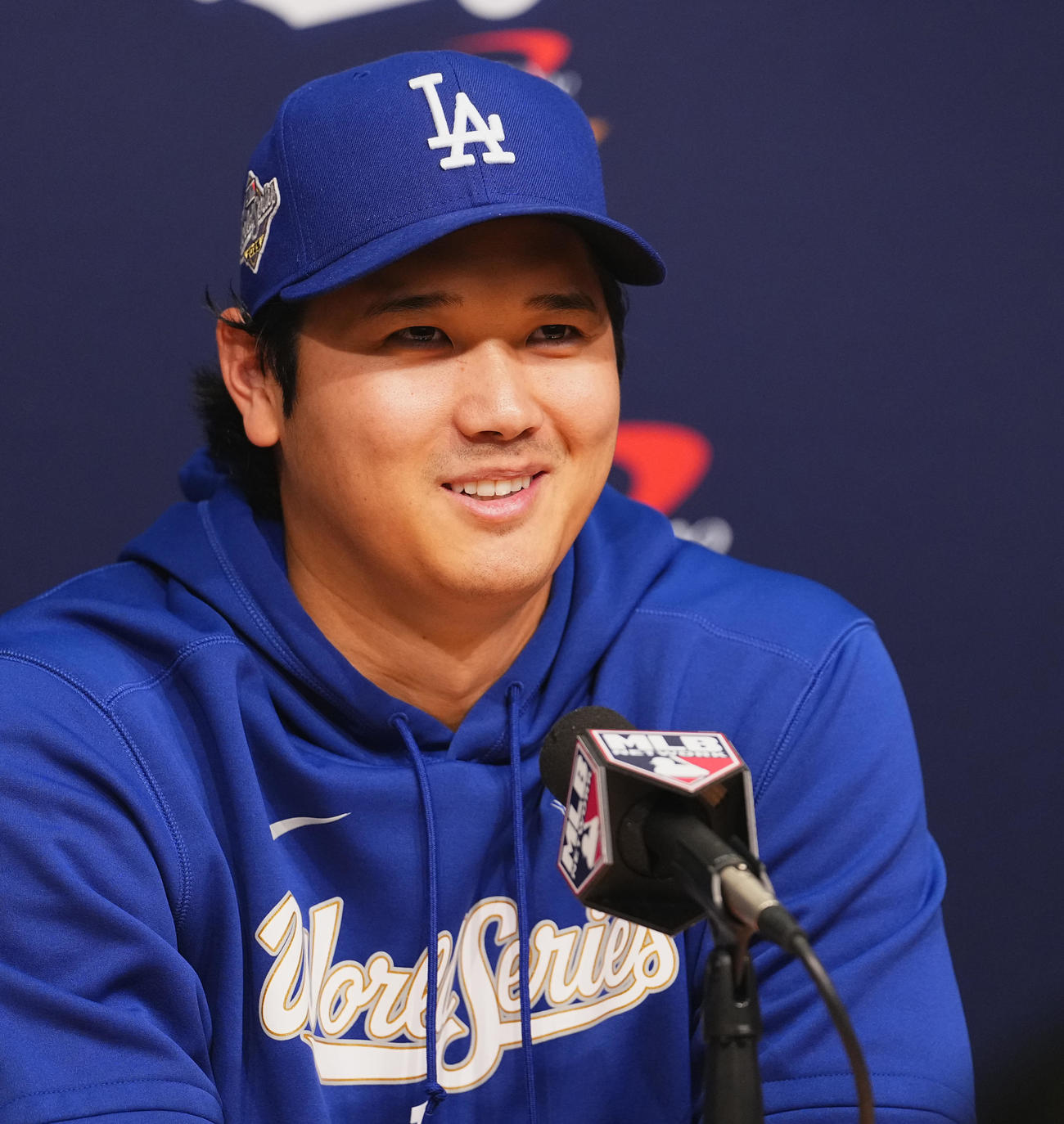 ワールドシリーズ第3戦前日練習　会見で記者の質問に答えるドジャース大谷（撮影・菅敏）