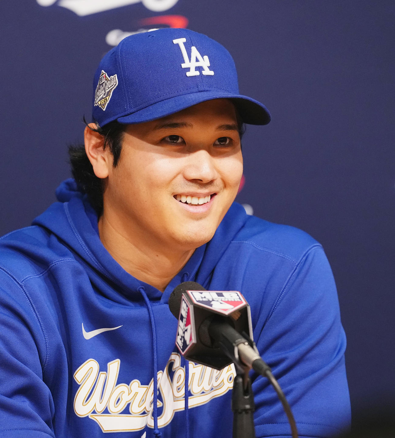 ワールドシリーズ第3戦前日練習　会見で記者の質問に答えるドジャース大谷（撮影・菅敏）