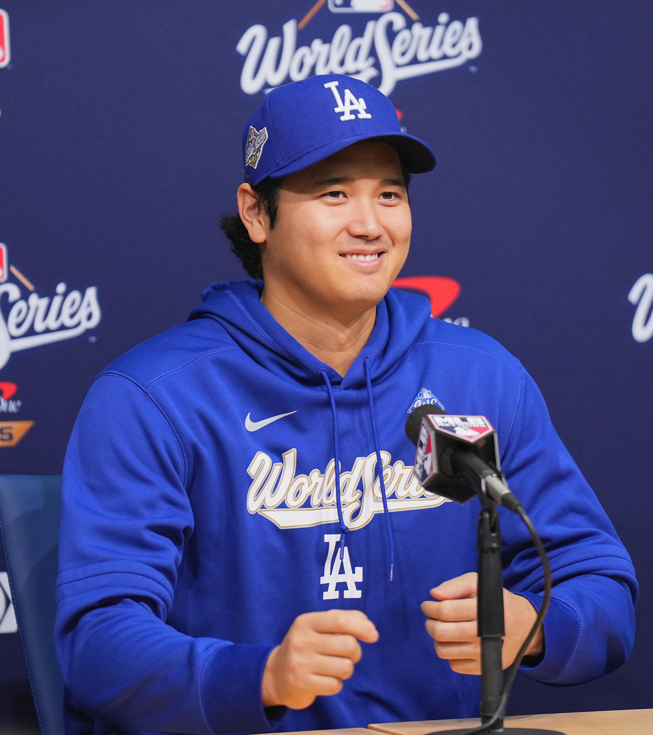 ワールドシリーズ第3戦前日練習　会見で笑顔を見せるドジャース大谷（撮影・菅敏）
