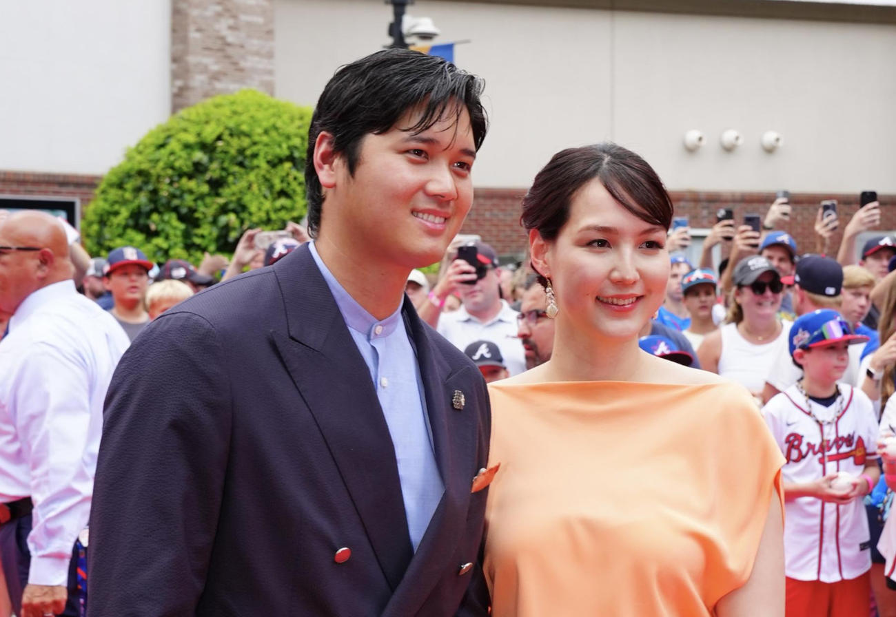 MLBオールスターのレッドカーペットで写真に納まるドジャース大谷（左）と真美子夫人（2025年7月15日撮影）