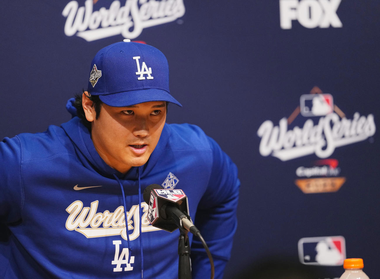 ワールドシリーズ第3戦前日練習　会見で記者の質問に答えるドジャース大谷（撮影・菅敏）